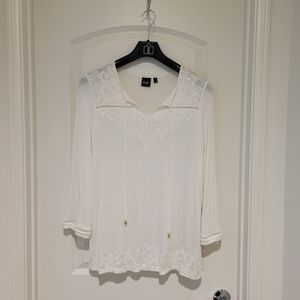 Rafealla Women's Embroidered White top. Medium #272